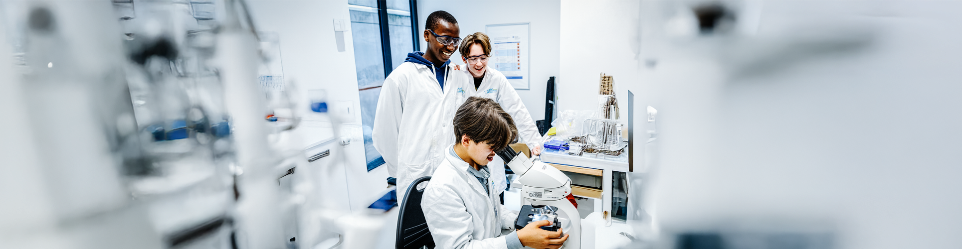 Young researchers working together in a laboratory at SFZ Hamburg
